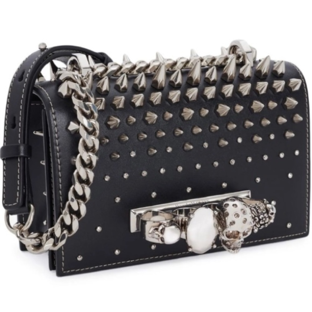 NEW🔥Alexander McQueen Mini Leather Spiked Skull Knuckle Bag🔥